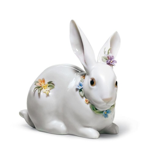 Внимательный кролик (с цветами)