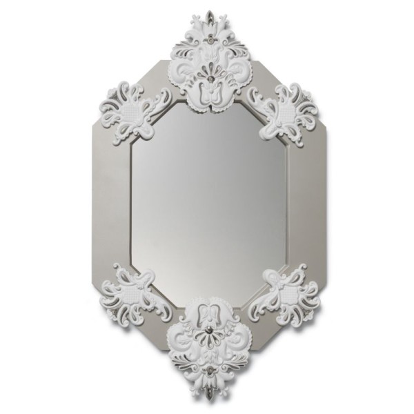Овальное зеркало в раме (белое с серебром)